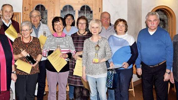 Wie immer am Ende eines erfolgreichen Jahres wurden die Donnerstagswanderer der Arbeiterwohlfahrt von Burgkunstadt mit Preisen ausgezeichnet.  Foto: Dieter Radziej