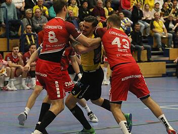 Bundesliga-Intensität bekam nicht nur Coburgs Kreisläufer Marcel Timm (Mitte) gegen die Ludwigshafener Gunnar Dietrich (links) und Kai Dippe zu spüren.  Foto: Iris Bilek