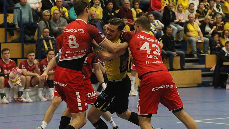 Bundesliga-Intensität bekam nicht nur Coburgs Kreisläufer Marcel Timm (Mitte) gegen die Ludwigshafener Gunnar Dietrich (links) und Kai Dippe zu spüren.  Foto: Iris Bilek