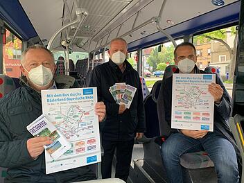 Mit dem Bus das Bäderland Bayerische Rhön erkunden: Streckenpläne und Flyer zeigen (von links): Landrat Thomas Bold, Michael Schäder, Nahverkehrsbeauftragter und Abteilungsleiter Jürgen Metz.  Foto: Anja Vorndran