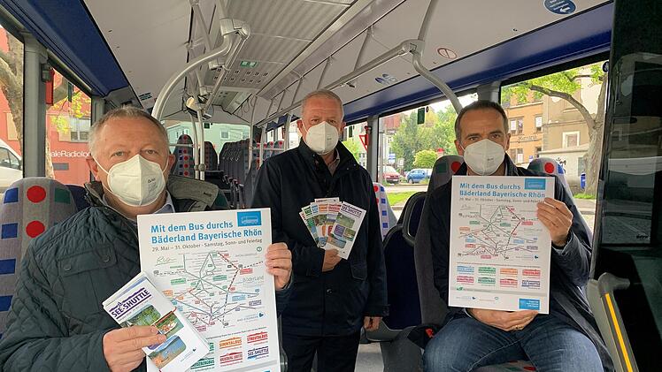 Mit dem Bus das Bäderland Bayerische Rhön erkunden: Streckenpläne und Flyer zeigen (von links): Landrat Thomas Bold, Michael Schäder, Nahverkehrsbeauftragter und Abteilungsleiter Jürgen Metz.  Foto: Anja Vorndran