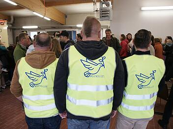 Wie diese drei Männer der Organisation "Bad Brückenau hilft" engagieren sich im Landkreis Bad Kissingen sehr viele Menschen, um Flüchtlinge an der polnisch-ukrainischen Grenze abzuholen, ihnen Sicherheit und Unterkunft zuhause zu geben oder um im Hintergrund die vielfältigen Aufgaben zu übernehmen - wie Sammlungen organisieren.