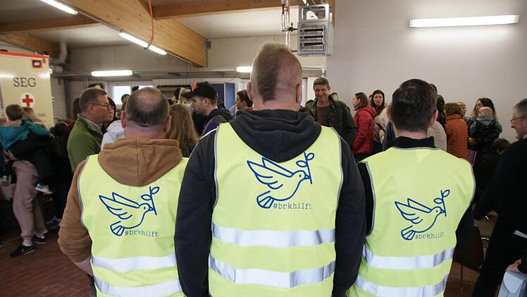 Wie diese drei Männer der Organisation "Bad Brückenau hilft" engagieren sich im Landkreis Bad Kissingen sehr viele Menschen, um Flüchtlinge an der polnisch-ukrainischen Grenze abzuholen, ihnen Sicherheit und Unterkunft zuhause zu geben oder um im Hintergrund die vielfältigen Aufgaben zu übernehmen - wie Sammlungen organisieren.