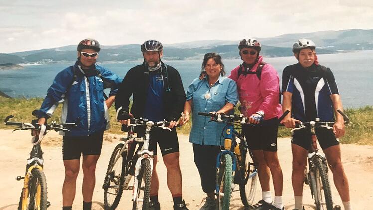 Am Cap Finisterre, das Endziel der Pilgerfahrt, ist circa 100 Kilometer von Santiago entfernt. Es galt vor der Entdeckung Amerikas als das Ende der Welt. Das Bild zeigt von links:  Franz Eisenmann, Michael Geck, Sonja und Hans Schrenk und Ferdinan...