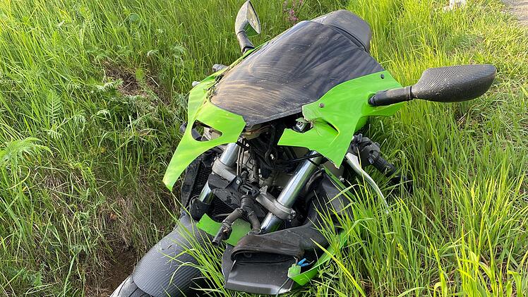 Unfall auf B289 im Kreis Kulmbach: Motorradfahrer überschlägt sich