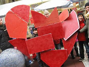 Ein Herz für Kinder hat das neue Kinderhilfswerk der Arbeiterwohlfahrt. Mitarbeiter der Einrichtungen und sogar die Kinder haben sich an der ersten großen Spendenaktion beteiligt. Unser Bild zeigt (von links) Dominik Bieringer, Jannas Müller, Tanja Heißinger und Hannes Fladt mit Praktikantin Christina Häsner.. Foto: privat