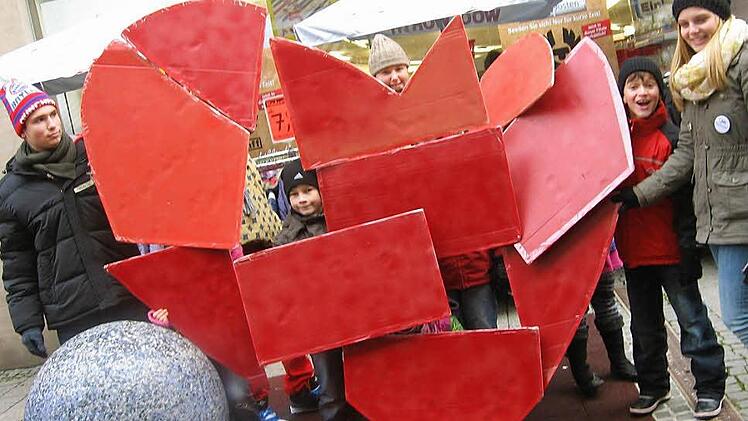 Ein Herz für Kinder hat das neue Kinderhilfswerk der Arbeiterwohlfahrt. Mitarbeiter der Einrichtungen und sogar die Kinder haben sich an der ersten großen Spendenaktion beteiligt. Unser Bild zeigt (von links) Dominik Bieringer, Jannas Müller, Tanja Heißinger und Hannes Fladt mit Praktikantin Christina Häsner.. Foto: privat