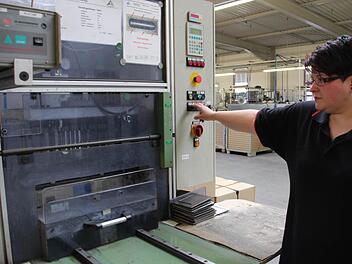 Nicole Bonic hat ein Bauteil zur Kontrolle in das Gerät geschoben, das mit Hilfe von Luftdruck die Dichtigkeit der Schaumasse prüft.  Foto: Sabine Paulus