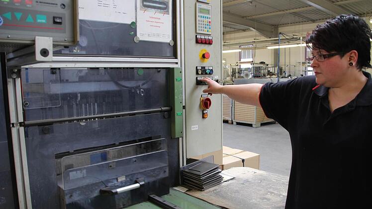 Nicole Bonic hat ein Bauteil zur Kontrolle in das Gerät geschoben, das mit Hilfe von Luftdruck die Dichtigkeit der Schaumasse prüft.  Foto: Sabine Paulus