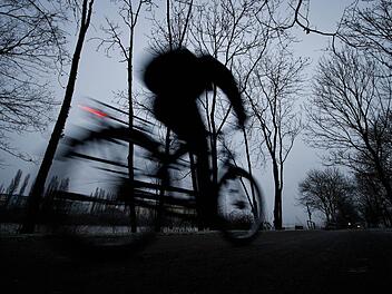 Auch beim Radfahren steigt im Herbst die Unfallgefahr. Foto: Christoph Schmidt/dpa/Archiv