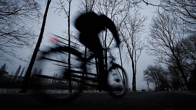 Auch beim Radfahren steigt im Herbst die Unfallgefahr. Foto: Christoph Schmidt/dpa/Archiv