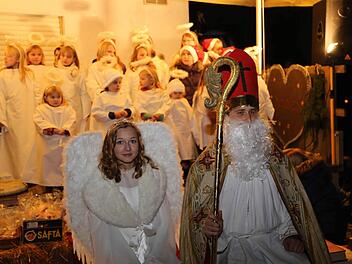 Das Christkind und der Bischof Nikolaus, im Hintergrund die Engelschar Foto: Franz Galster