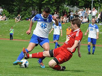 Die bessere Technik, das bessere Ende: Ervin Gergely (links) setzte sich mit dem FC 06 Bad Kissingen in zwei Spielen gegen Pascal Warmuth (rechts) und die DJK Altbessingen durch. Foto: Hopfdie