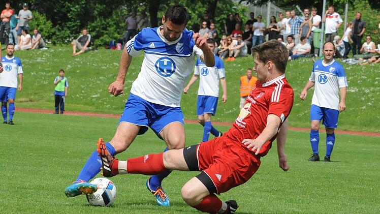 Die bessere Technik, das bessere Ende: Ervin Gergely (links) setzte sich mit dem FC 06 Bad Kissingen in zwei Spielen gegen Pascal Warmuth (rechts) und die DJK Altbessingen durch. Foto: Hopfdie