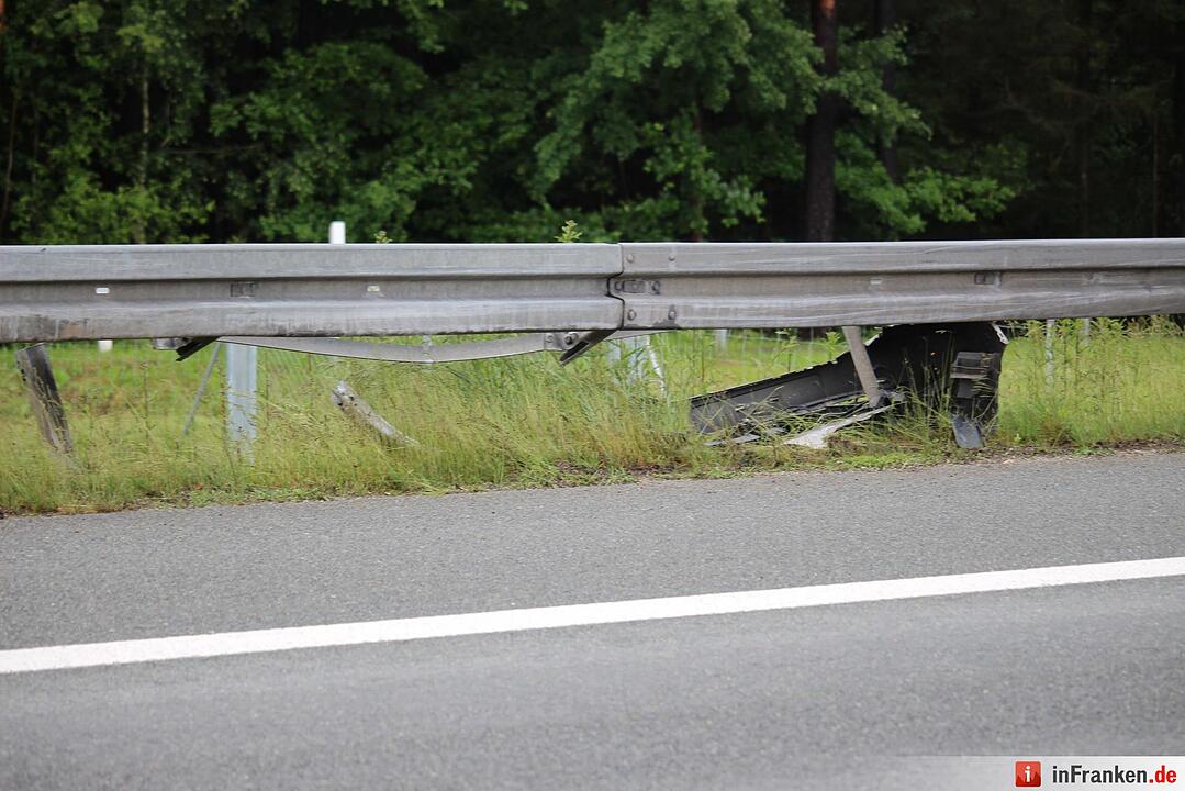 Dacia schleudert quer über Autobahn
