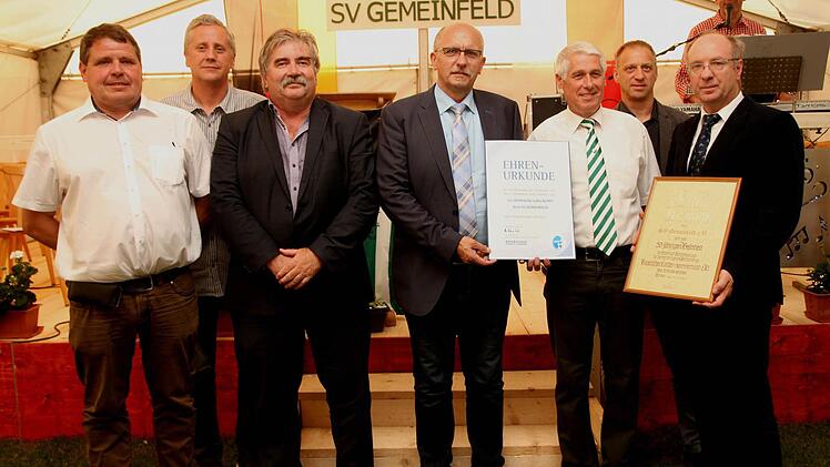 Ehrenurkunden gab es für den Jubelverein SV Gemeinfeld. Im Bild (von links) Schirmherr Bürgermeister Hermann Niediek, Michael Vogel, Schiedsrichterobmann Josef Raab, BFV-Kreisvorsitzender Gottfried Bindrim, Vorsitzender Reinhold Klein, Michael Busch und BLSV-Kreisvorsitzender Gerald Makowski. Foto: Günther Geiling
