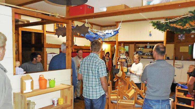 Der Gemeinderat beim Ortstermin im Kindergarten Foto: Gemeinde Walsdorf