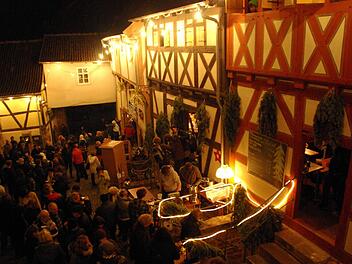 Der Diebacher Adventsmarkt im malerischen Ambiente der Kirchgaden und der Wehrkirche stimmt am 19. und 20. November auf die bevorstehende Adventszeit ein. Foto: Elisabeth Assmann
