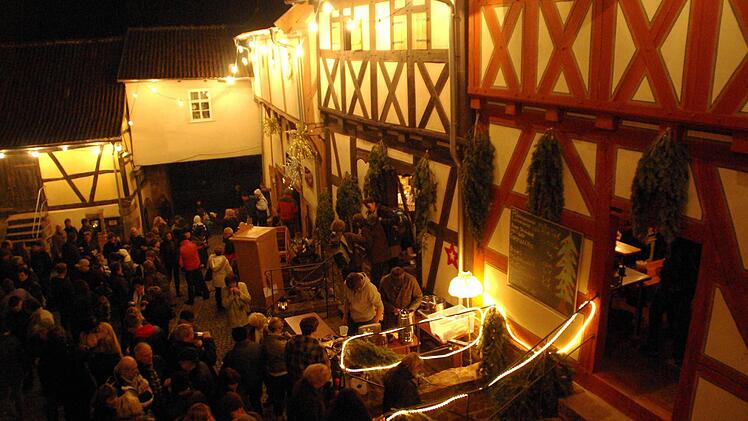 Der Diebacher Adventsmarkt im malerischen Ambiente der Kirchgaden und der Wehrkirche stimmt am 19. und 20. November auf die bevorstehende Adventszeit ein. Foto: Elisabeth Assmann
