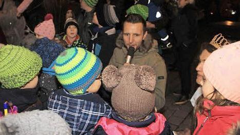Bürgermeister Hügerich dankte den Kindern für das Licht.