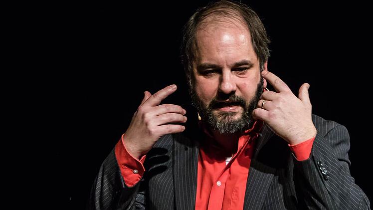 Matthias Egersdörfer bei seinem Auftritt im ausverkauften Saal des "Schwarzen Bären" in Beiersdorf Foto: Jochen Berger