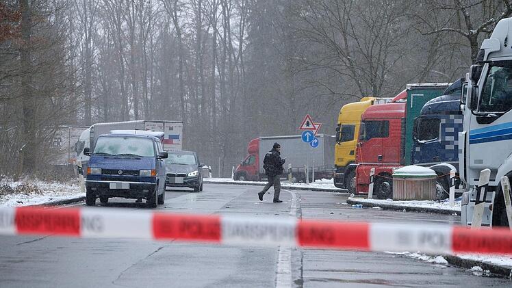 Ein 46-jähriger Trucker ist auf einem Rastplatz an der A9 bei Fischbach getötet worden. Ein Mann wurde schwer verletzt. Drei Männer wurden verhaftet. Foto: NEWS5 / Grundmann