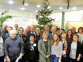 Strahlende Gesichter bei der Spendenübergabe der VR-Bank Oberfranken Mitte mit Bereichsdirektor Gerhard Zettel (rechts) und seiner Stellvertreterin Katrin Pausch (links daneben).  Foto: Dieter Hübner