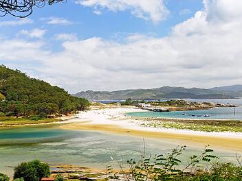 panorama of Cies Islands (illas cies) - Galicia National Park in Atlantic Ocean, Spain Panorama der Cies-Inseln im Atlantik, Spanien