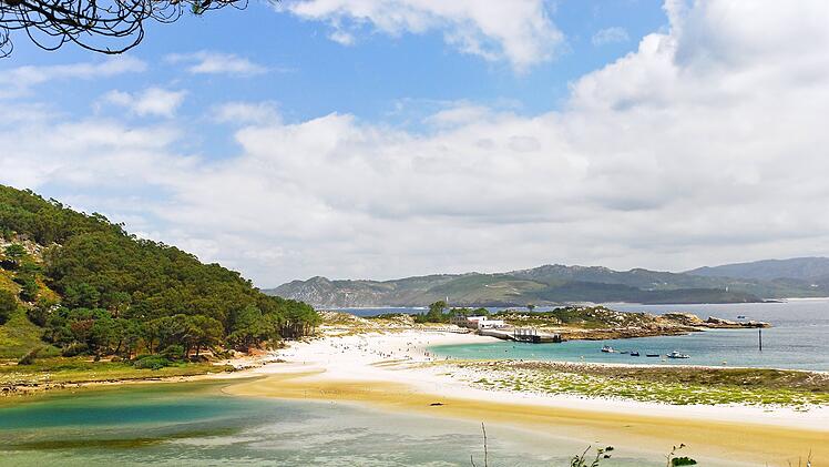 panorama of Cies Islands (illas cies) - Galicia National Park in Atlantic Ocean, Spain Panorama der Cies-Inseln im Atlantik, Spanien