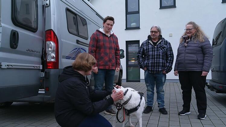 Elvis zieht bei Kerstin und Antonello ein. Hundetrainer Marcel Wunderlich (links) steht ihnen zur Seite.