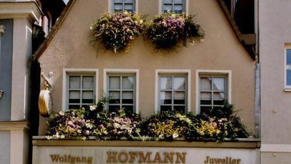 So sieht das Gebäude im Sommer aus.