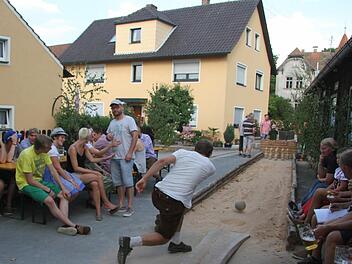 Eine Riesengaudi und ein Publikumsmagnet ist immer das Sandbahnkegeln bei der Limmersdorfer Kerwa. Auf unserem Bild gibt Michael Högen alles, konnte aber dann doch nicht punkten. Fotos: Sonja Adam