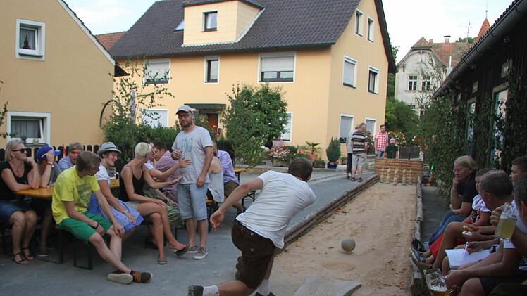 Eine Riesengaudi und ein Publikumsmagnet ist immer das Sandbahnkegeln bei der Limmersdorfer Kerwa. Auf unserem Bild gibt Michael Högen alles, konnte aber dann doch nicht punkten. Fotos: Sonja Adam