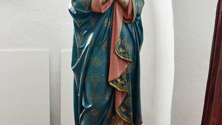 Diese Madonnenfigur stammt aus der Mayer"schen Hofkunstanstalt München. Die Hofkunstanstalt bot im 19. Jahrhundert solche Figuren als "Katalogware" an.