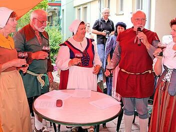 Ein Prost auf das Juliusspital und seine Bewohner: Dorothea Hanshans, Eugen und Anneliese Albert sowie Franz Wüst schilderten in ihrem "Pfründnergespräch", wie es vor 400 Jahren im Juliusspital zuging. Rechts Heimleiterin Dagmar Schirling. Foto: Dieter Britz