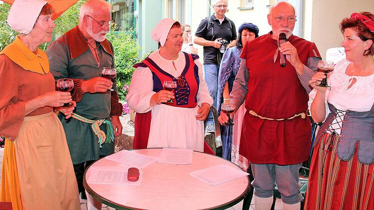 Ein Prost auf das Juliusspital und seine Bewohner: Dorothea Hanshans, Eugen und Anneliese Albert sowie Franz Wüst schilderten in ihrem "Pfründnergespräch", wie es vor 400 Jahren im Juliusspital zuging. Rechts Heimleiterin Dagmar Schirling. Foto: Dieter Britz