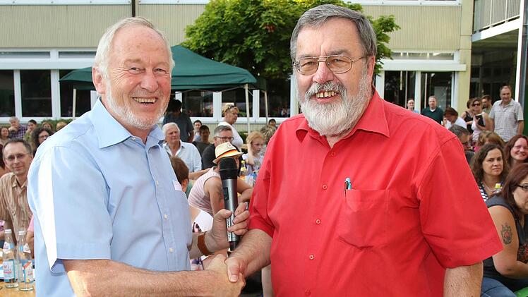 Schulleiter Wolfgang Fischer (links) verabschiedete den Schulamtsdirektor Gerhard Schelhorn, der viele Jahre an der Schule in Untersiemau als Lehrer und zugleich Konrektor wirkte. Foto: Michael Stelzner