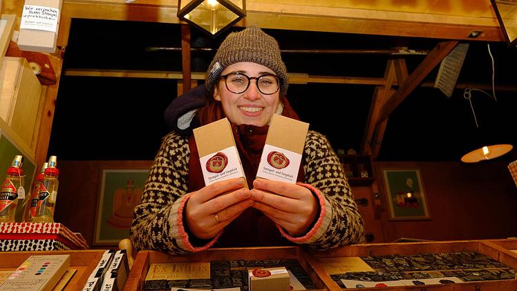 Charlotte Grunow aus Nürnberg verkauft selbstgemachte Siegel und Stempel Foto: Nikolas Pelke