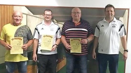 Langj&auml;hrige Mitglieder sind beim SKK Alle Neun ausgezeichnet worden: Uwe Simmroth (25 Jahre), Kurt Schreiner (25 Jahre), Bruno Straub (30 Jahre) und Torsten Straub (2. Vorsitzender). Foto: Pascal Schreiner