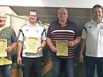 Langjährige Mitglieder sind beim SKK Alle Neun ausgezeichnet worden: Uwe Simmroth (25 Jahre), Kurt Schreiner (25 Jahre), Bruno Straub (30 Jahre) und Torsten Straub (2. Vorsitzender). Foto: Pascal Schreiner