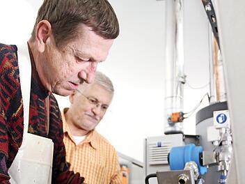 Andreas Schinck füllt an der neuen Pasteurisierungsanlage gerade den Saft für Werner Schwarz (im Hintergrund) ab. Foto: Katharina Müller-Sanke