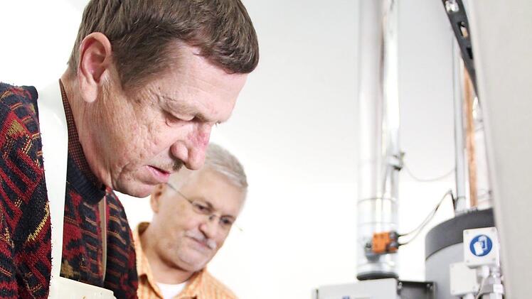 Andreas Schinck füllt an der neuen Pasteurisierungsanlage gerade den Saft für Werner Schwarz (im Hintergrund) ab. Foto: Katharina Müller-Sanke