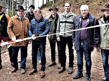 Über den Abschluss des Rückewegebau-Projekts Neukenroth-West freuten sich (von links) Gregor Völk, WBV-Vorsitzender Georg Konrad, Martin Zehnter, Bürgermeister Rainer Detsch, WBV-Geschäftsführer Wolfgang Schirmer, Revierleiter Christof Maar, Jagdgenossenschaftsvorsitzender Eugen Rebhan und Siegmar Müller Foto: Gerd Fleischmann