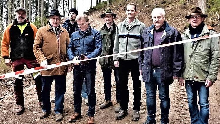 Über den Abschluss des Rückewegebau-Projekts Neukenroth-West freuten sich (von links) Gregor Völk, WBV-Vorsitzender Georg Konrad, Martin Zehnter, Bürgermeister Rainer Detsch, WBV-Geschäftsführer Wolfgang Schirmer, Revierleiter Christof Maar, Jagdgenossenschaftsvorsitzender Eugen Rebhan und Siegmar Müller Foto: Gerd Fleischmann