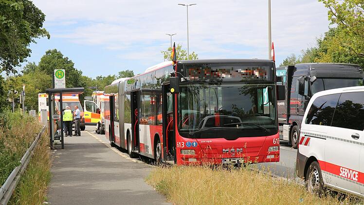 Angriff in Bus: In Nürnberg läuft am Freitagmittag eine Fahndung gegen einem mutmaßlichen Schläger. Foto: NEWS5