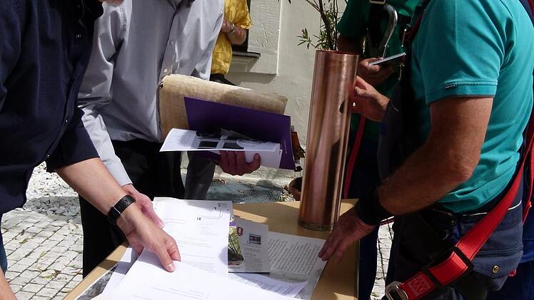 Dekan Hans-Martin Lechner, Pfarrer Walter Neunhoeffer und Handwerker fügten Dokumente aus dem Jahr 2019 in die neue Zeitkapsel ein. Foto: Marion Kürger-Hundrup