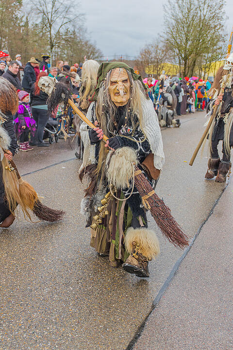 Buntes Faschingstreiben begeistert groß und klein.