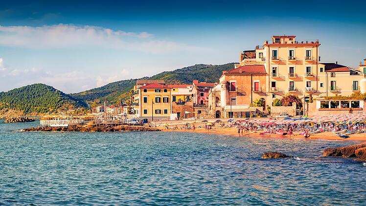 Heißer Sommer Szene von Santa Maria di Castellabate puclic Strand. Panorama Morgen sescxape des Mittelmeers, Italien, Europa. Urlaub Konzept Hintergrund. Hot summer scene of Santa Maria di Castellabate puclic beach. Panoramic morning sescxape of Mediterranean sea, Italy, Europe. Vacation concept background.