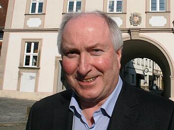Georg Bogensperger räumt den Chefsessel im Burgebracher Rathaus - nach 24 Jahren. Foto: Elke Pieger