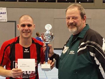 Das Bild von der Pokalübergabe zeigt Römershags Vorsitzenden Erwin Miller (rechts) sowie Sebastian Ziegler, Spielführer des FC Bad Brückenau. Foto: privat